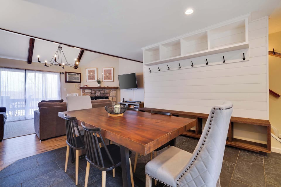Dining Area: Bright space with a rustic table and views, perfect for family meals and gatherings!