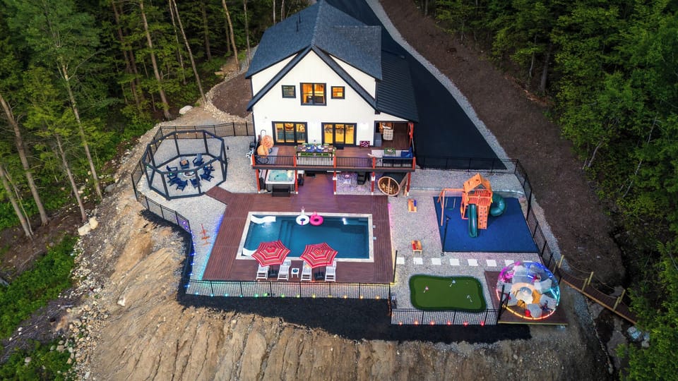 Dive into the ultimate backyard escape! ‍⛳ 