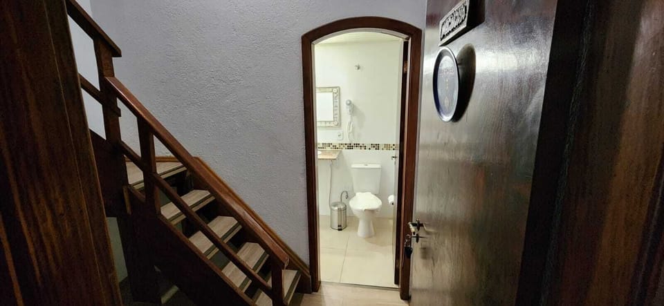 Suíte Família Standard para 04 Pessoas - Magnólia | Bathroom | Shower, hair dryer, towels, soap