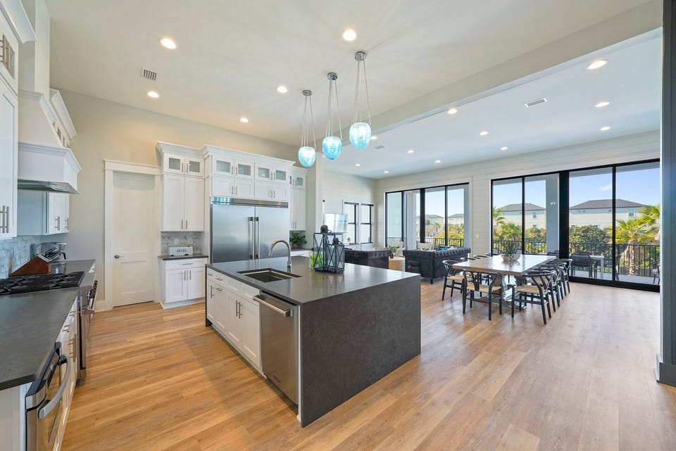 Scarlett's Beach Heaven - Miramar Beach - Kitchen & Dining Room