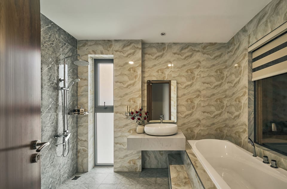 Luxury Double Room, Hot Tub, City View | Bathroom | Combined shower/tub, rainfall showerhead, free toiletries, hair dryer