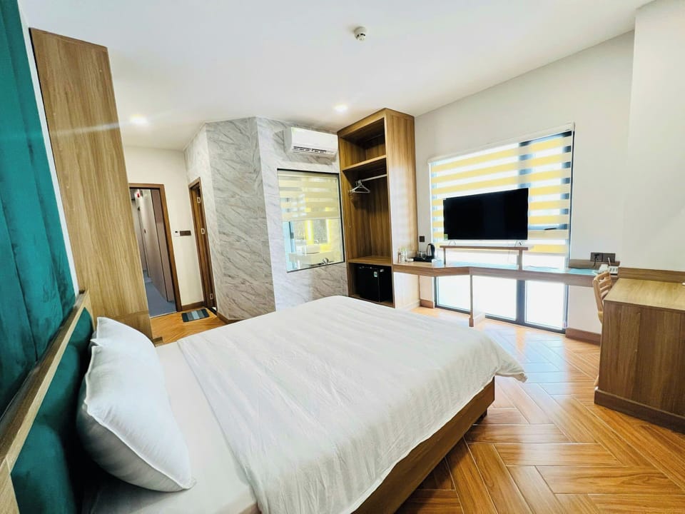 Luxury Double Room | Desk, free WiFi, bed sheets