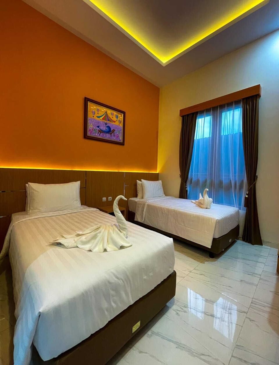 Deluxe Twin Room | Desk, laptop workspace, soundproofing, iron/ironing board