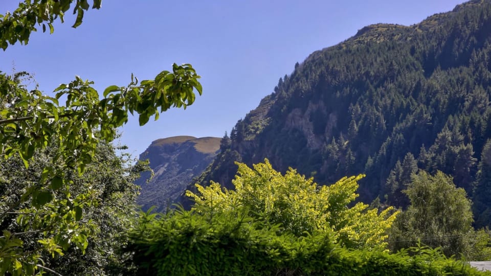 Surrounding mountains/views