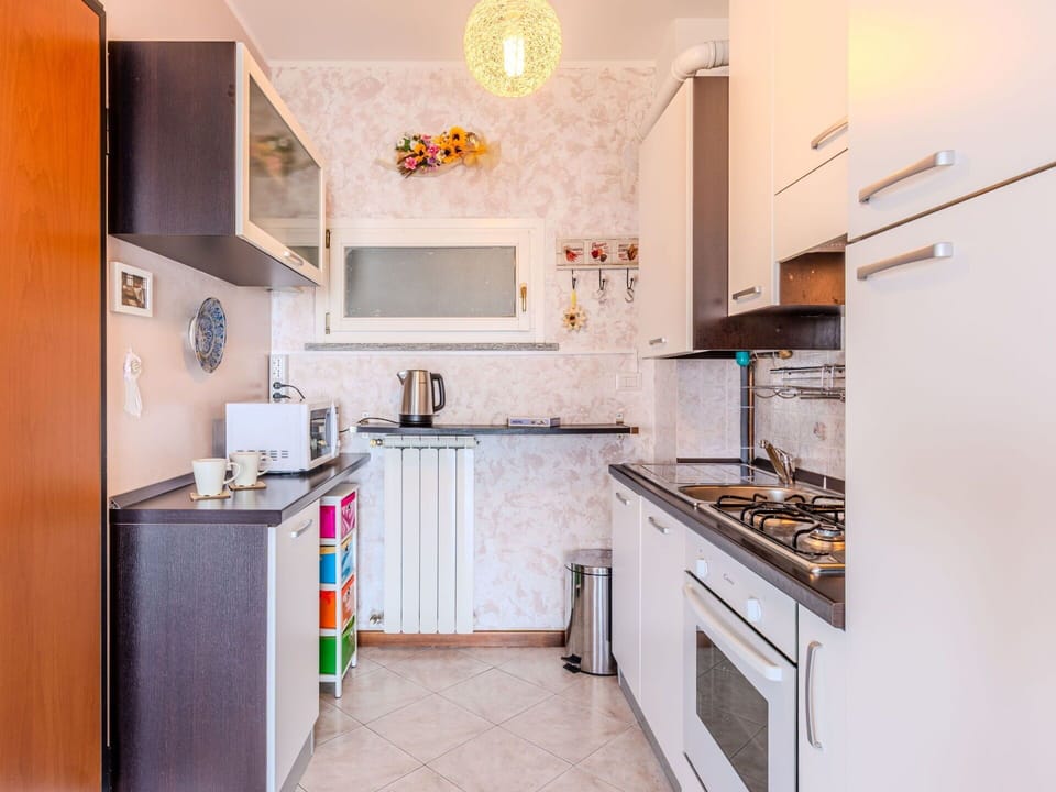 Kitchen, Kitchen Appliance, Major Appliance, Interior Design, Countertop, Furniture, Flooring, Wood, Cabinetry, Room