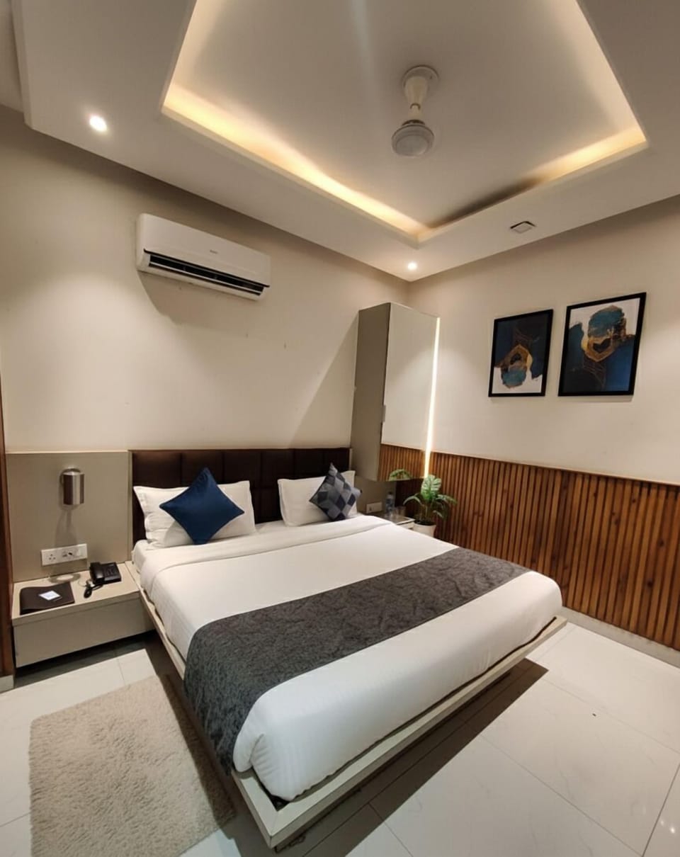 Deluxe Room, City View | Hypo-allergenic bedding, desk, laptop workspace, blackout drapes