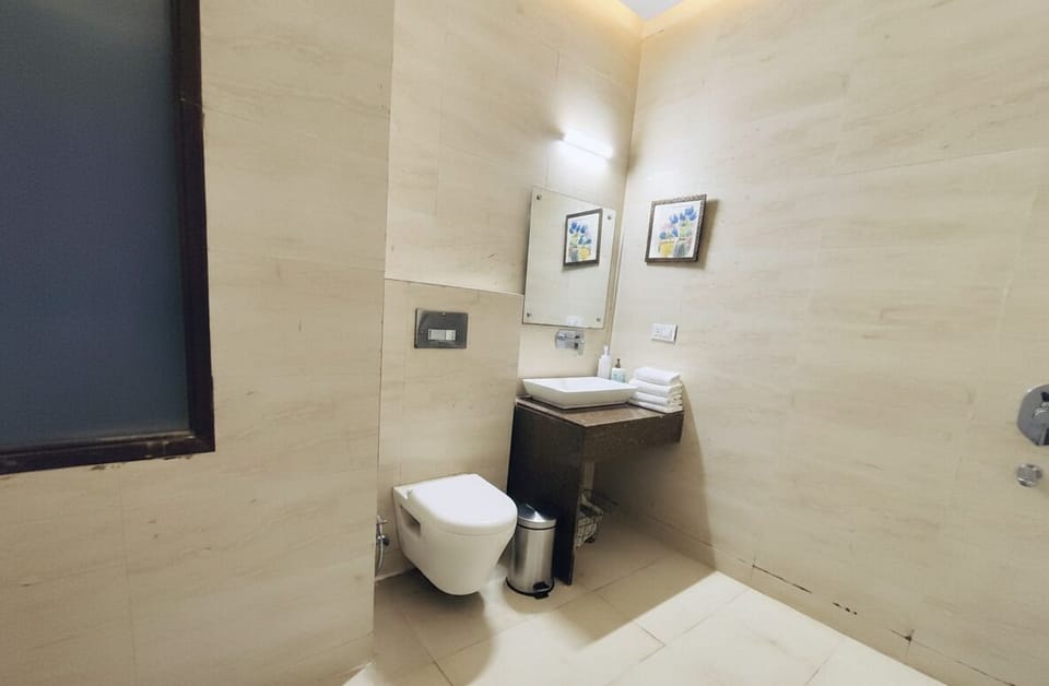 Deluxe Room, City View | Bathroom | Shower, eco-friendly toiletries, slippers, towels