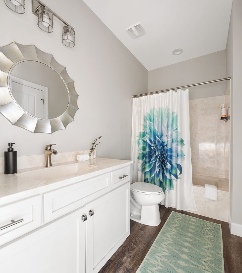 Bedroom 3's ensuite.