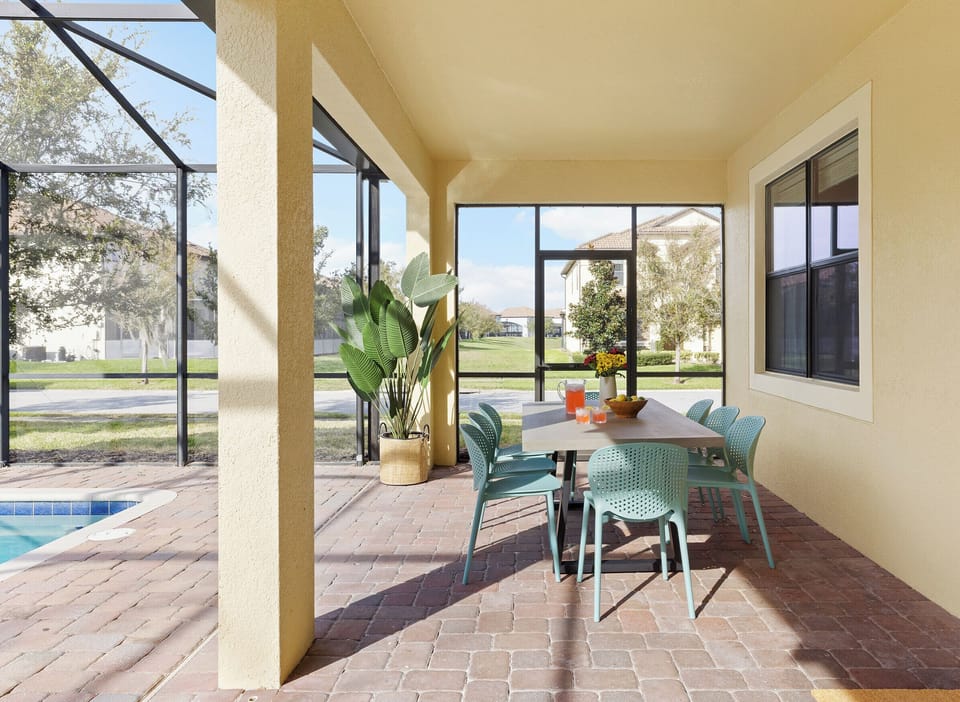 Comfortably seats 8 - enjoy your al fresco meals!