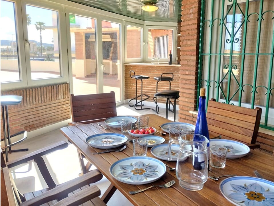 Table, Tableware, Furniture, Property, Dishware, Window, Wood, Interior Design, Chair, Plate