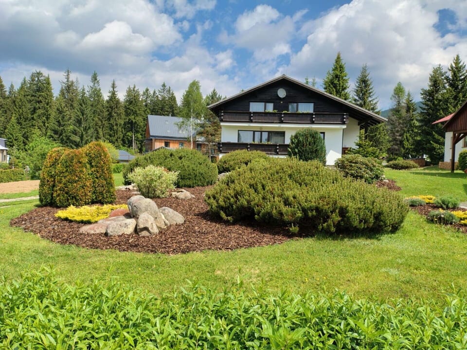 Shrub, Garden, House, Home, Cottage, Lawn, Groundcover, Landscaping, Farmhouse, Estate
