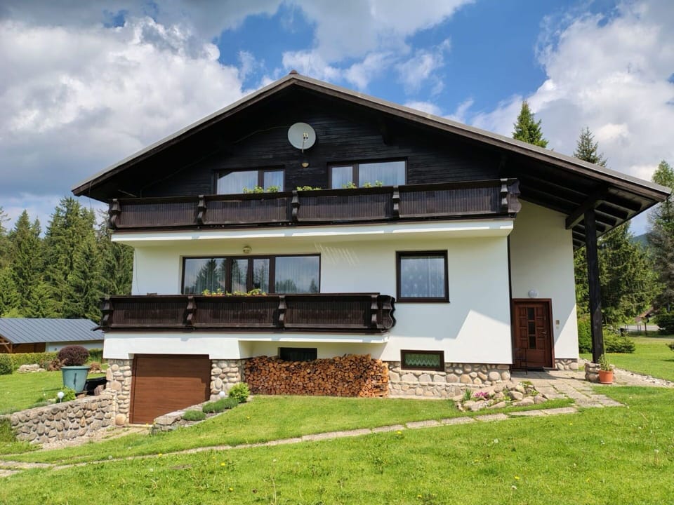 House, Roof, Cottage, Home, Siding, Farmhouse, Larch, Estate, Log Cabin