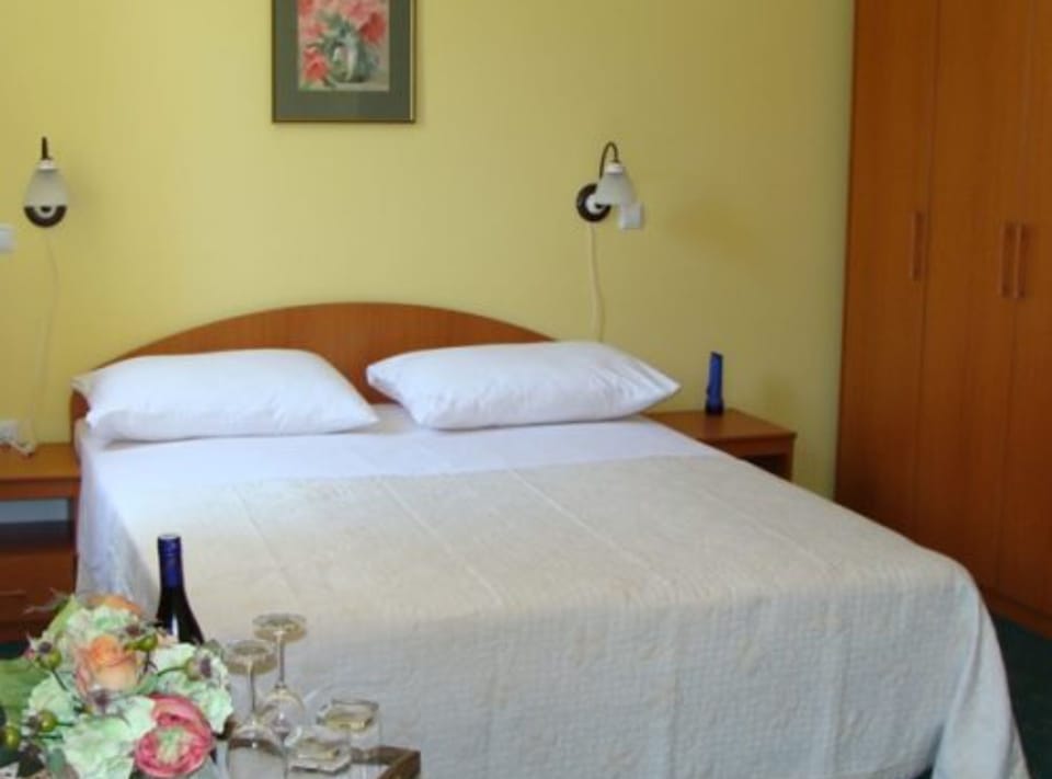 8 bedrooms, cribs/infant beds, free WiFi
