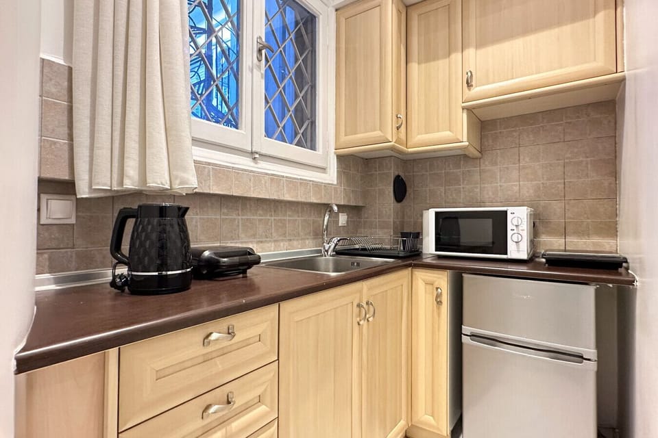 Modern kitchenette!