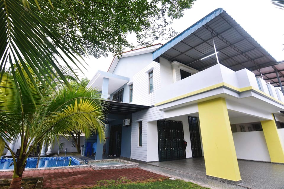 A beautiful house with An outdoor pool.