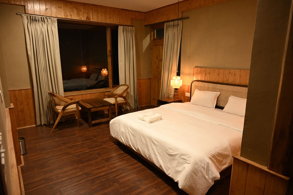 Deluxe Room | Bathroom | Shower, bathrobes, slippers, towels