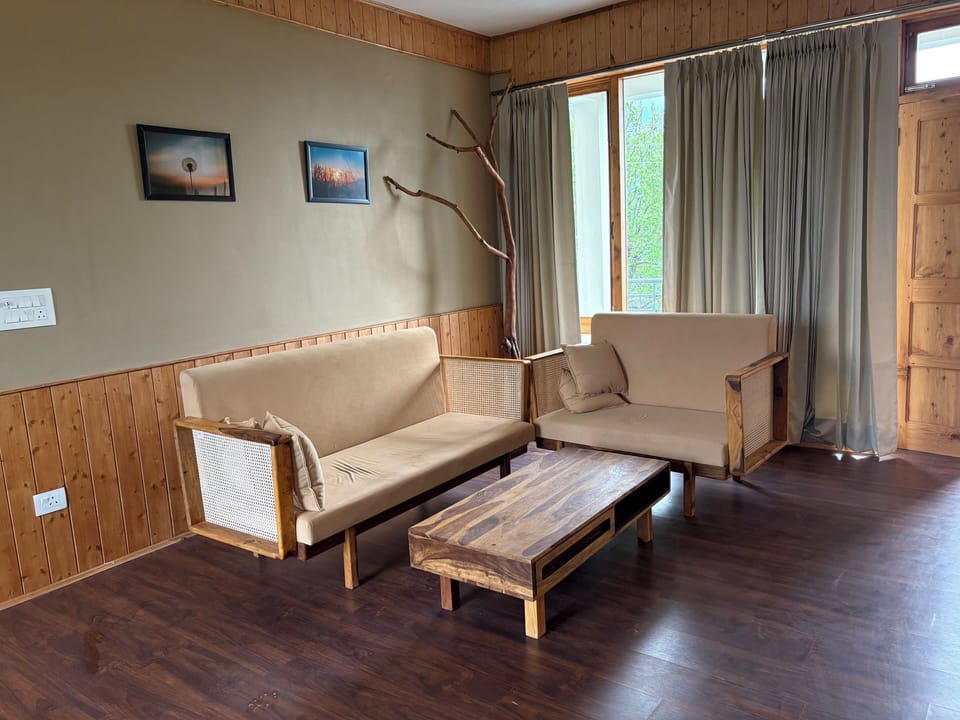 Deluxe Room | Living area | TV