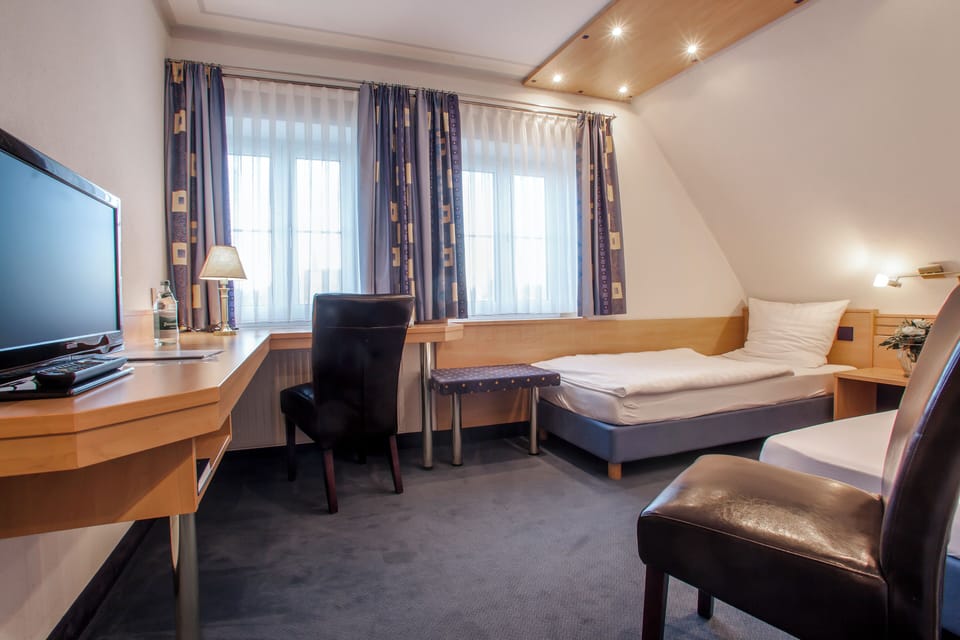 Standard Twin Room | Desk, laptop workspace, soundproofing, free WiFi