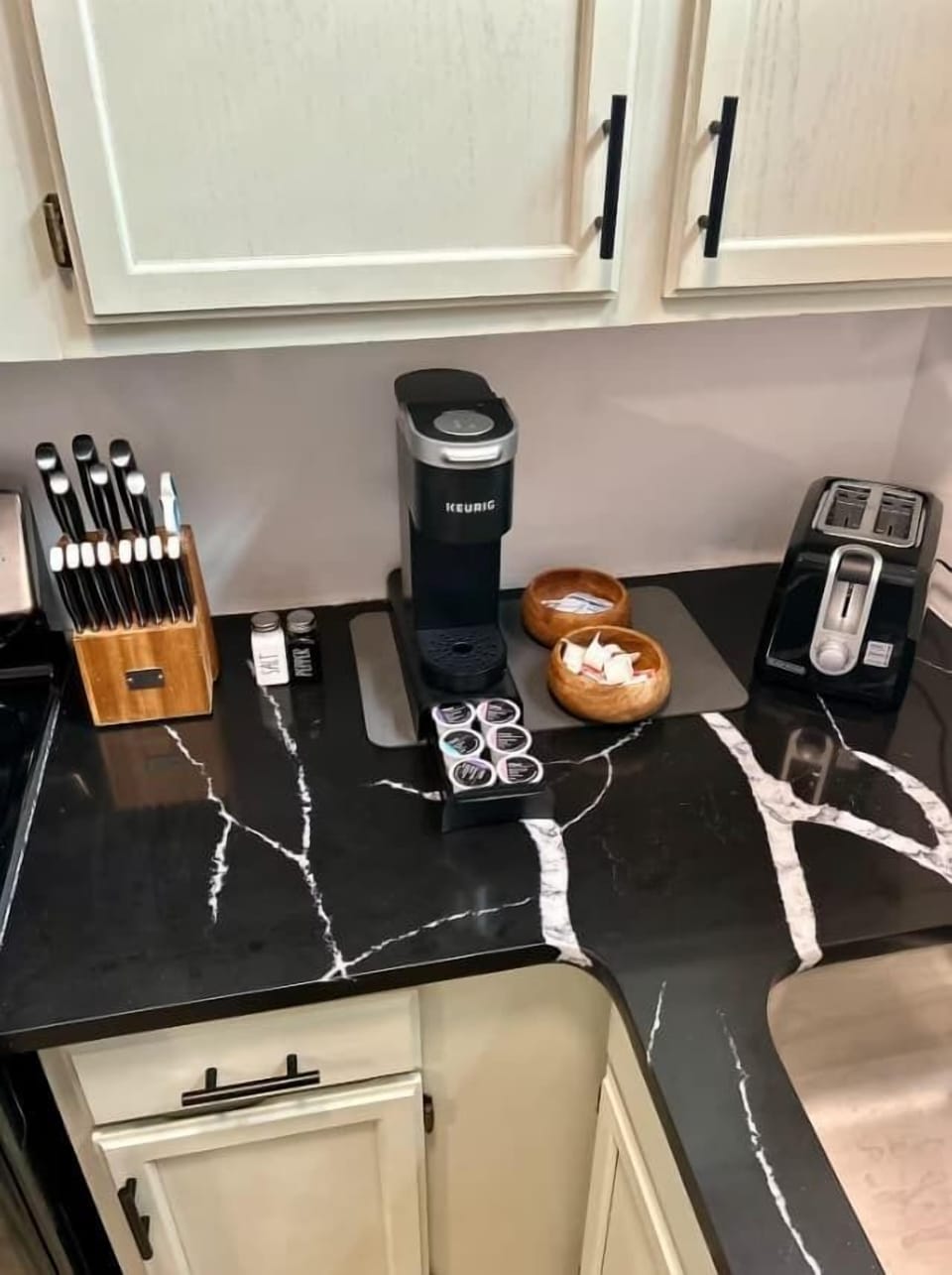 Kitchen: Enjoy the coffee area to start up your day!