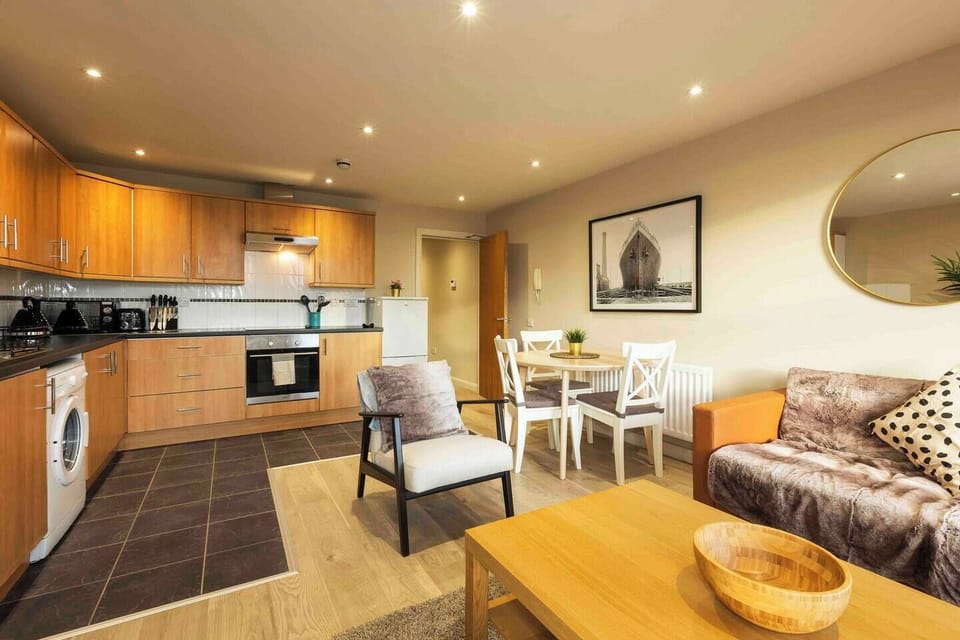 Main living room with adjoining kitchen - Fully equipped for short stays 