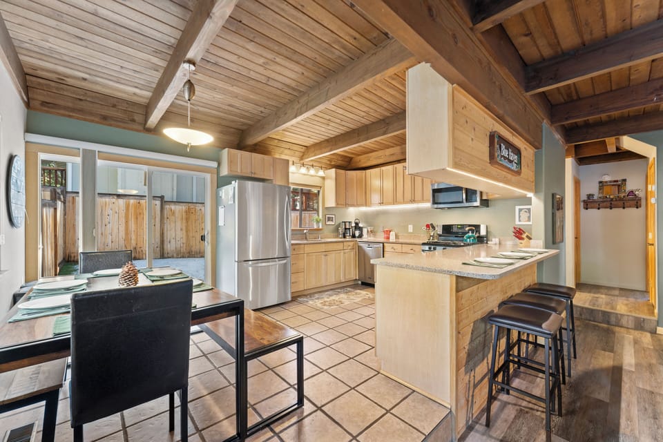 Open and inviting breakfast bar, dining area and kitchen! 