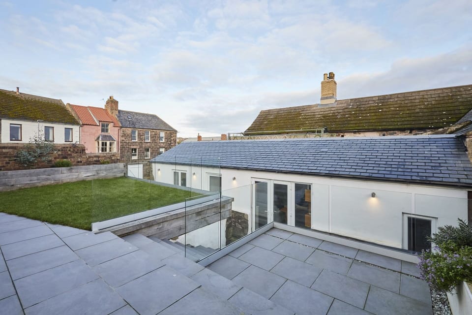 House | 2 bedrooms, desk