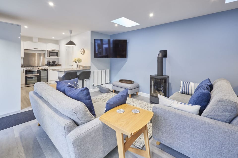 House | 2 bedrooms, desk