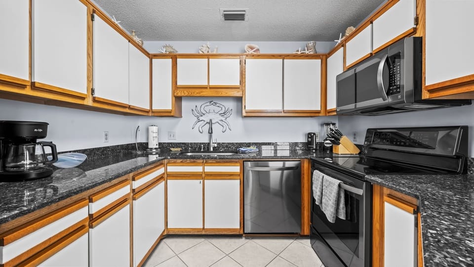 Condo, 1 Bedroom | Private kitchen | Fridge, oven, coffee/tea maker