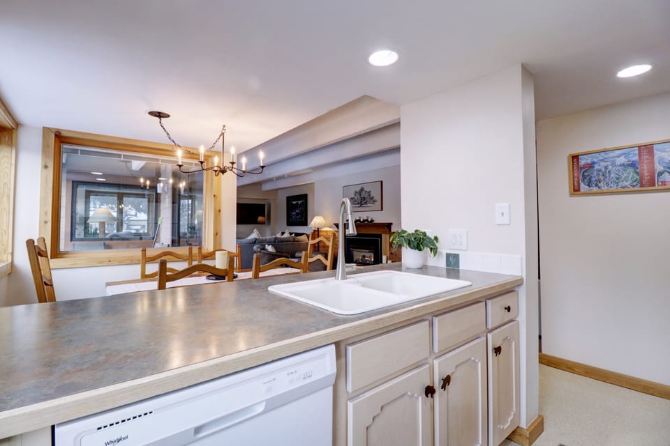 Condo, 2 Bedrooms | Private kitchen | Fridge, oven, coffee/tea maker, toaster