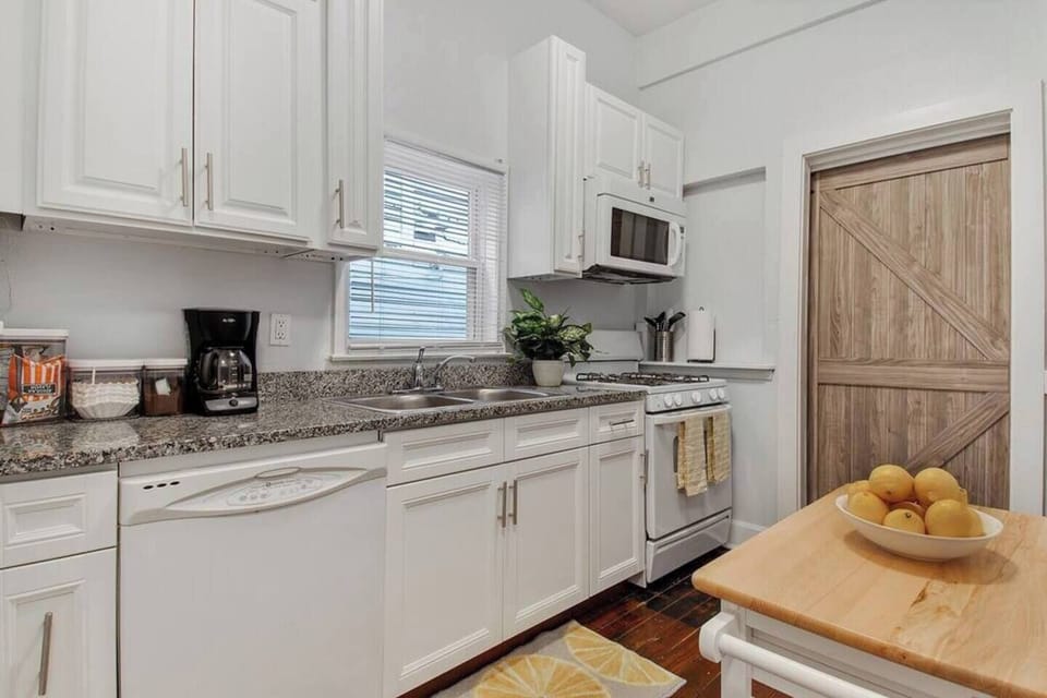 Fully equipped farmhouse kitchen with coffee, sugar, creamer, water filter, wine glasses, pots/pans+ (2)