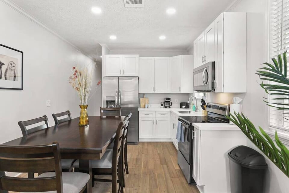 Fully equipped kitchen with coffee setup, toaster, blender, filtered water, microwave+