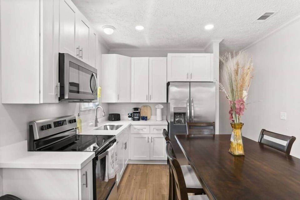 Fully equipped kitchen with coffee, filtered water, toaster, blender, oven, microwave & more!