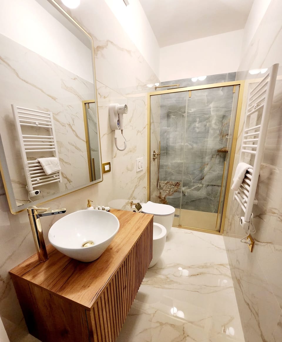 Deluxe Double Room, Ensuite, City View | Bathroom | Shower, rainfall showerhead, free toiletries, hair dryer