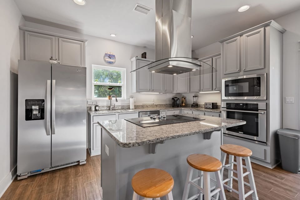 Luxury, fully stocked kitchen and extra counter seating for the kids!