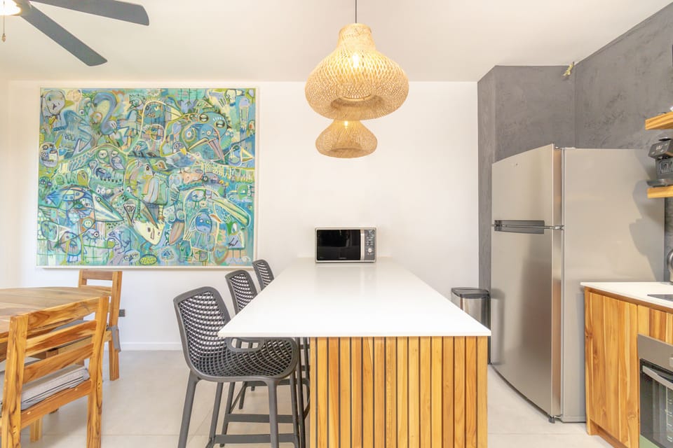 Swell boutique hotel suite 4 | Private kitchen | Full-size fridge, microwave, oven, stovetop