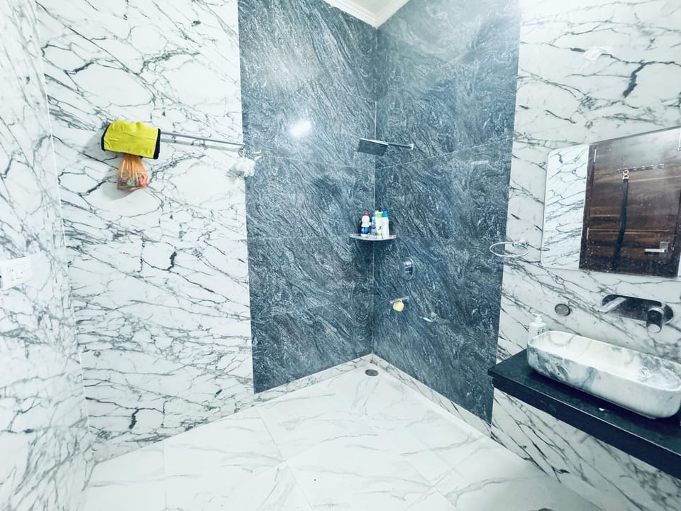 Superior Double Room | Bathroom | Slippers, bidet, towels, soap