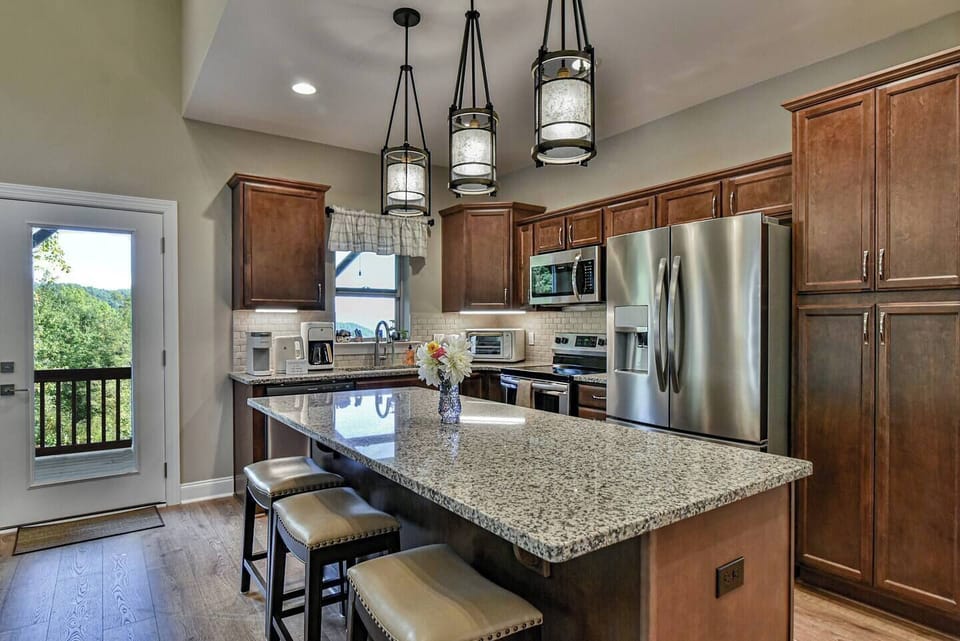 Large, Fully Stocked Kitchen
