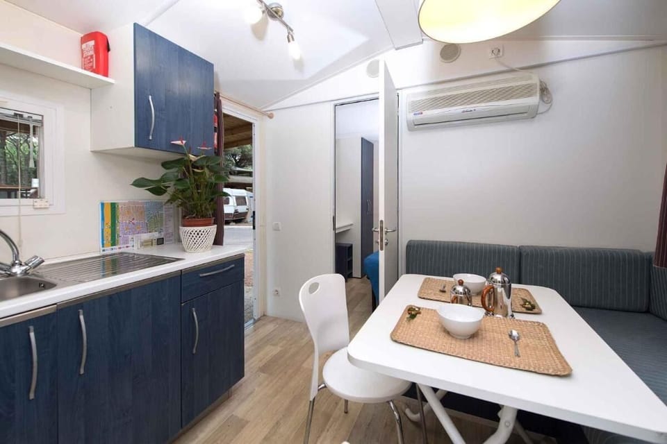 Mobile Home, 2 Bedrooms, Terrace | Dining room
