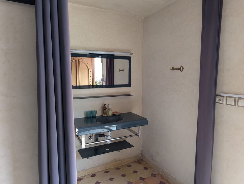 Suite, Ensuite (Tiout) | Bathroom | Towels, toilet paper