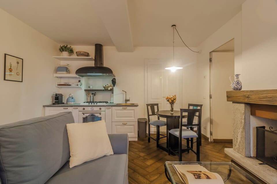 Apartment | Living area | 32-inch TV with digital channels