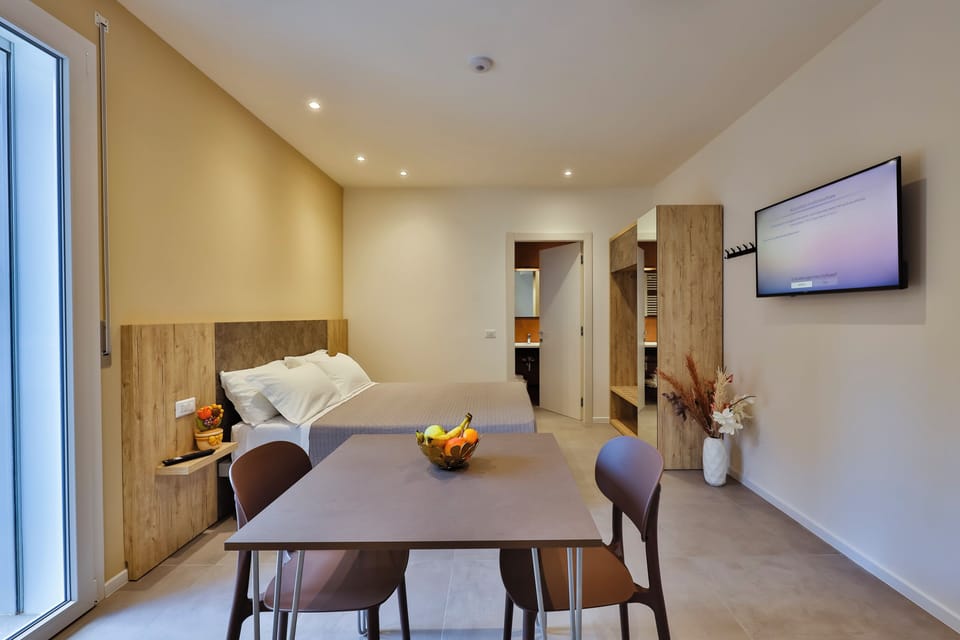Laptop workspace, free WiFi, bed sheets