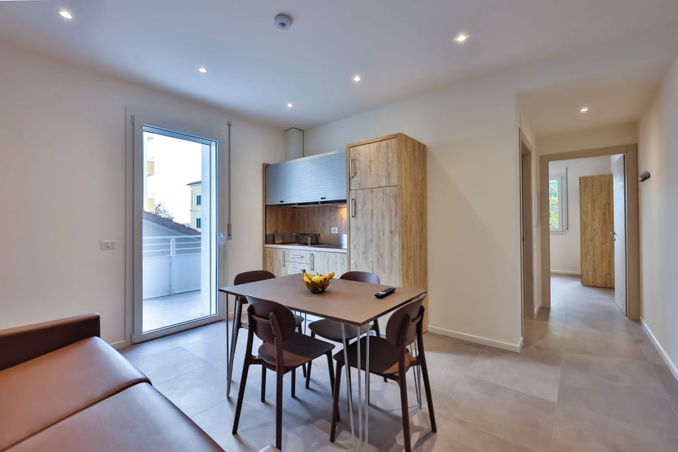 101 - Suite Comfort, balcone | Private kitchen | Microwave, stovetop, cookware/dishes/utensils, dining table