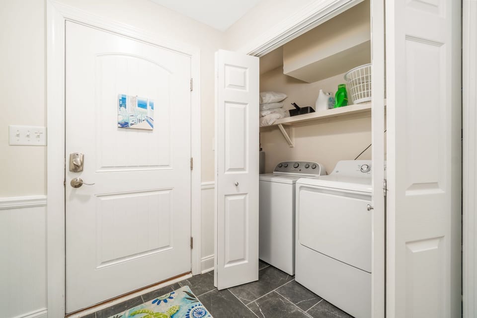 Washer dryer on the 1st floor for easy cleaning while on vacation