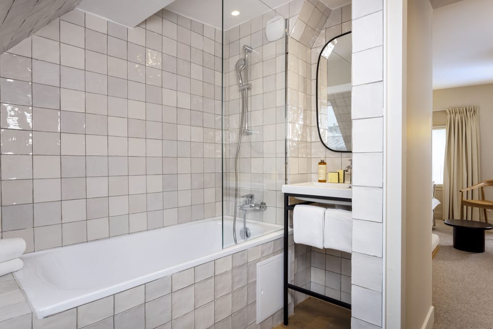 Junior Suite with Sauna access included | Bathroom | Free toiletries, hair dryer, towels, soap