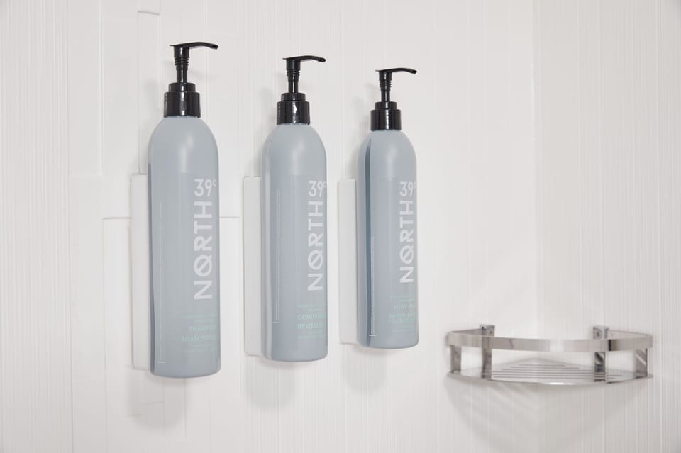 Combined shower/tub, free toiletries, hair dryer, towels