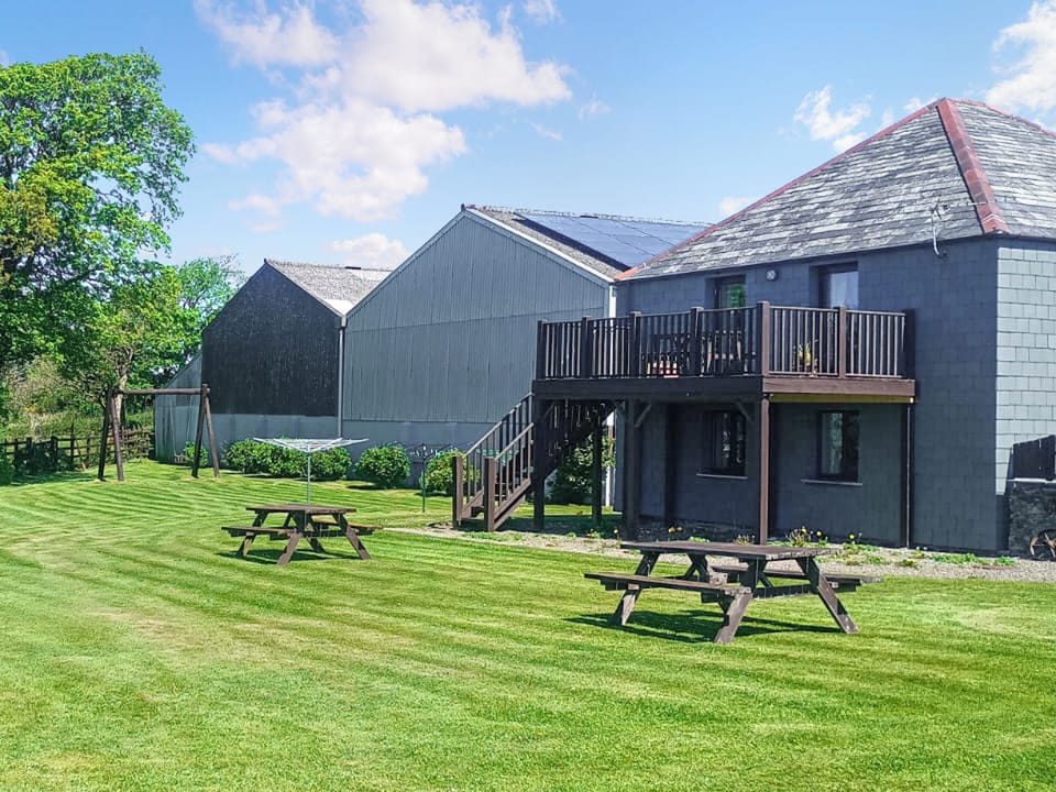 Outdoor garden | Bill and Ben&rsquo;s Cottage - Fentrigan Manor Farm Holiday Cottages, Warbstow