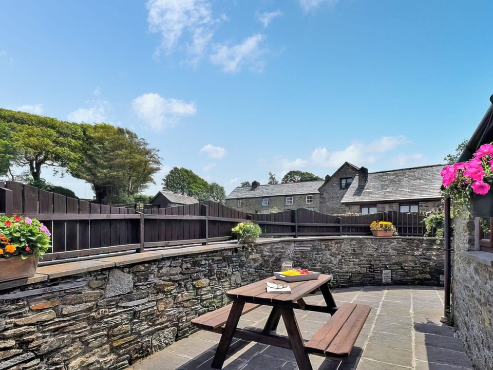 Sitting-out-area | Bill and Ben&rsquo;s Cottage - Fentrigan Manor Farm Holiday Cottages, Warbstow