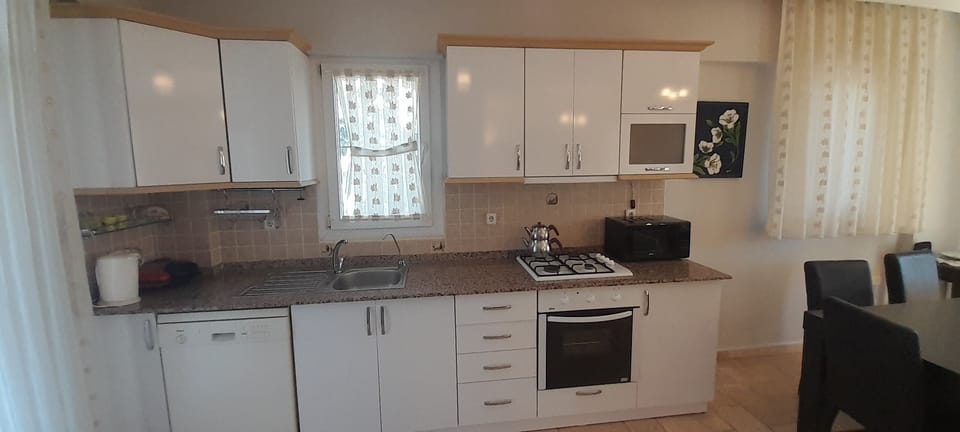 Villa, Balcony, Mountain View | Private kitchen | Fridge, microwave, oven, stovetop
