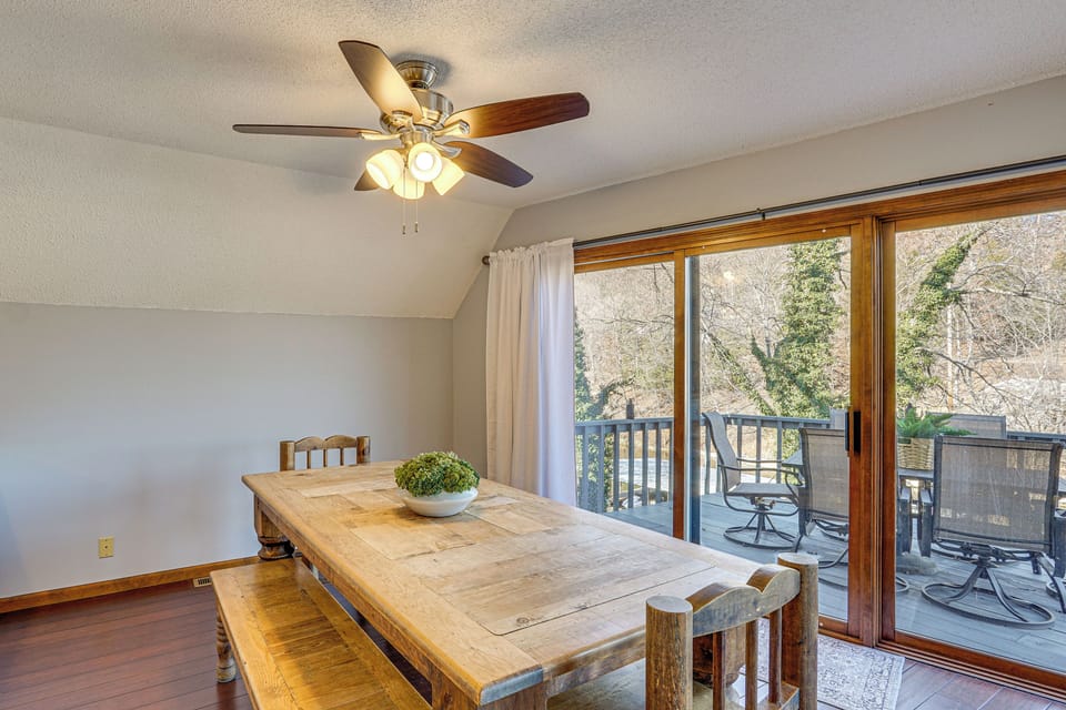 Dining Area | Dishware/Flatware Provided | 2nd Floor