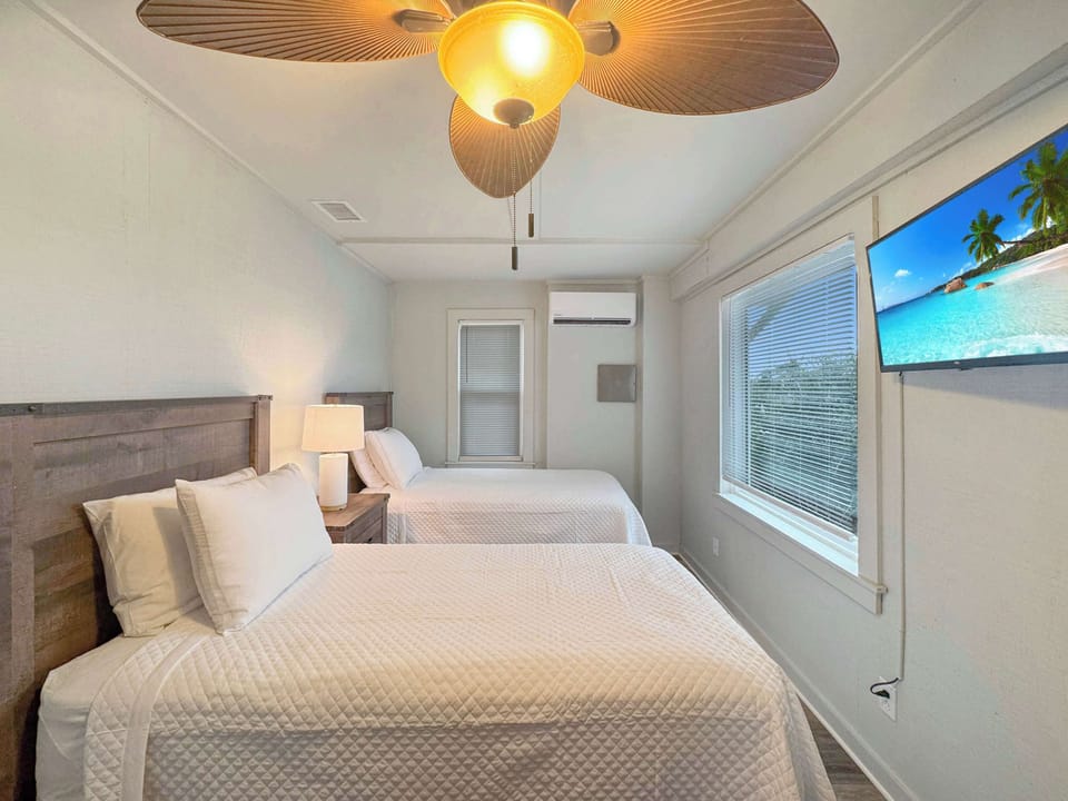 Bedroom 4 with 2 twin beds, and Smart TV